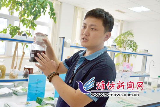 王曉凱正在介紹“旱地寶”的優(yōu)勢。